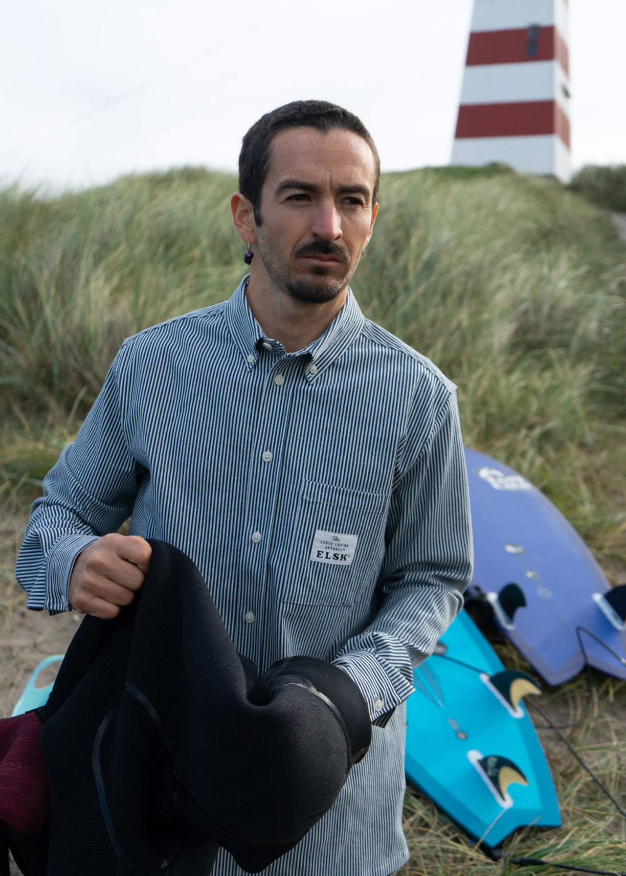 Hvid og blåstribet Elsk skjorte på mand i klitter